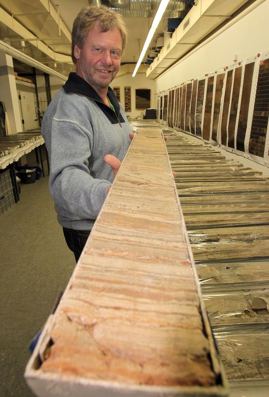 Professor Frank Sirocko presenting a drilling sample of the ELSA archive