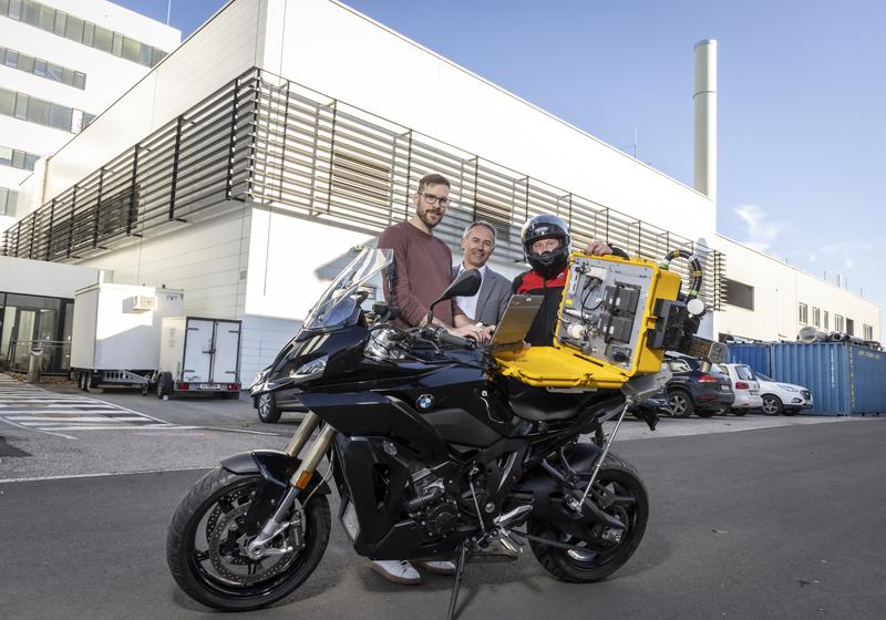 V.l.: Sebastian Schurl, Stephan Schmidt und Michael Kappel vom Institut für Thermodynamik und nachhaltige Antriebssysteme der TU Graz mit dem Emissions-Messgerät für Motorräder.