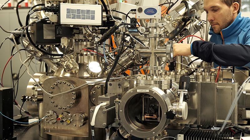 Im Einzelionenimplanter TIBUSSII (Triple Ion Beam UHV System for Single Ion Implantation) können gezielt einzelne Fremdatome in ein Material eingebracht werden, um beispielsweise Qubits zu erzeugen.