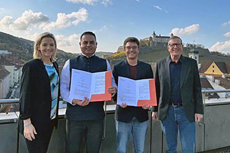 Unterzeichnung der Double Degree Vereinbarung an der THWS (v. li.): Sabine Sachs (THWS), Antonio Esqueda Flores (CityU), Markus Engert und Prof. Dr. Rainer Wehner (beide THWS) 