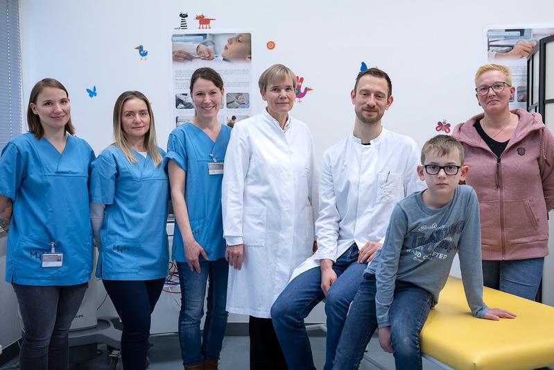 Ten-year-old Thore (front, seated) is one of the first participants in the SOPHOCLES study. He came to the inclusion examination with his mother (right). The study team led by Professor Melk (centre) is looking forward to the trusting collaboration. 