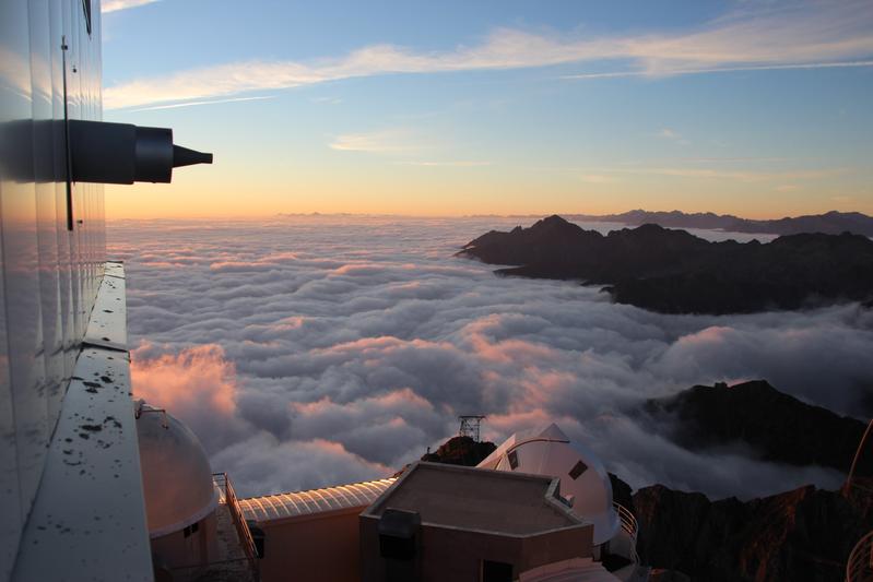 Auf dem Bergobservatorium Pic du Midi in Frankreich regnet es aus allen Himmelsrichtungen – ideal um die Wege von Arsen in der Atmosphäre zu ergründen. Links: Vorrichtung zum Sammeln von Aerosolen bei Kälte.