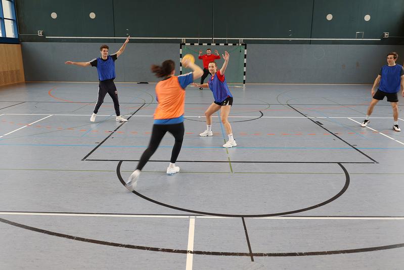 Angriffsspiel gegen eine positionierte Verteidigung im Handball