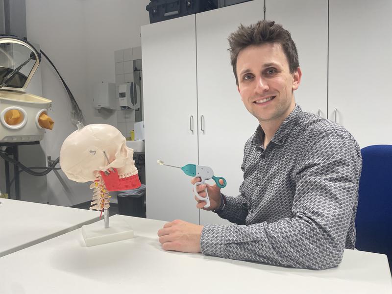 Moritz Burger entwickelte im Rahmen seiner Promotion am Labor für Medizinprodukte ein Implantationssystem inklusive Implantat.