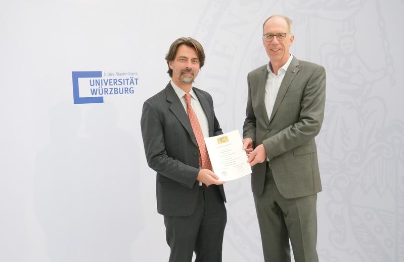 Julian König beschäftigt sich in seiner Forschung mit der chemischen Entschlüsselung von RNA-Varianten. Über die Ernennung zum Professor freut sich nicht nur König (li.) sondern auch JMU-Präsident Paul Pauli.