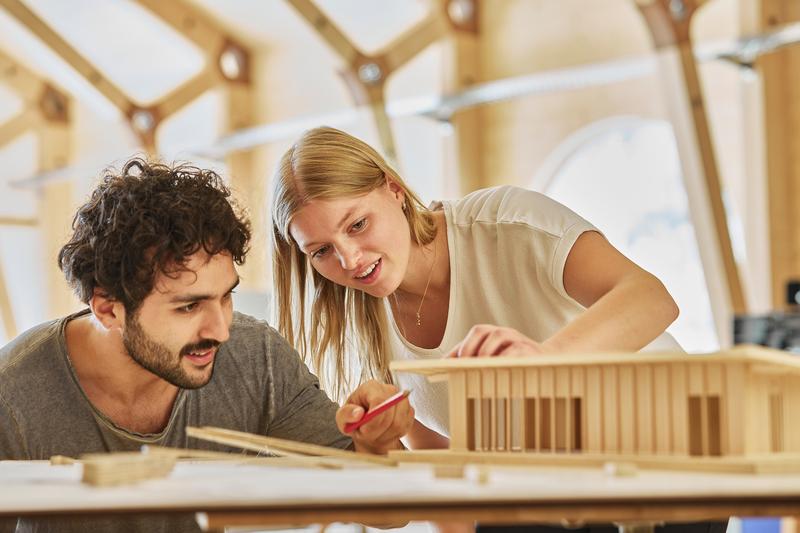 Der Master-Fernstudiengang befähigt dazu, im Berufsalltag Brücken zwischen Architektur und der Planung der technischen Gebäudeausrüstung zu schlagen.