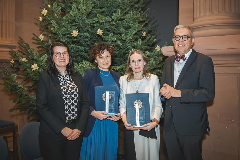 Studiendekanin Sarah König (l.) und Dekan Matthias Frosch mit den Trägerinnen des Lehrpreises der Medizinischen Fakultät, Anna Frey (2.v.l.) und Nicole Wagner. 