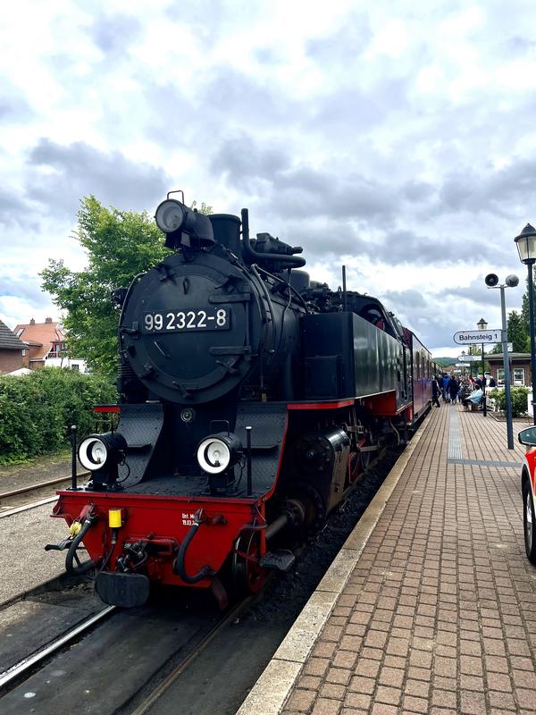 Betreiber von historischen Dampflokomotiven stehen vor der Herausforderung, den Betrieb umweltfreundlicher zu gestalten. Kann eine historische Dampflok ohne Kohle fahren? 