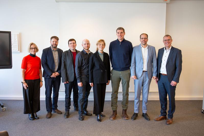 vl.n.r.: Christiane Hipp, Raphael Kampmann, zwei weitere Promovenden der TH Lübeck und der Hochschule Flensburg Ruben Schlonsak und Henner Bendig, Karin Prien, Niklas Pelka, Stephan Görtz und Björn Christensen.