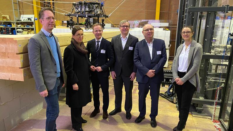 Im Bild (v.l.n.r.): Prof. Dr. Tobias Bruckmann, Rektorin Prof. Dr. Barbara Albert, Staatssekretär Daniel Sievecke, Prof. Dr. Alexander Malkwitz, Prof. Dr. Dieter Schramm und Dr. Aileen Pfeil.