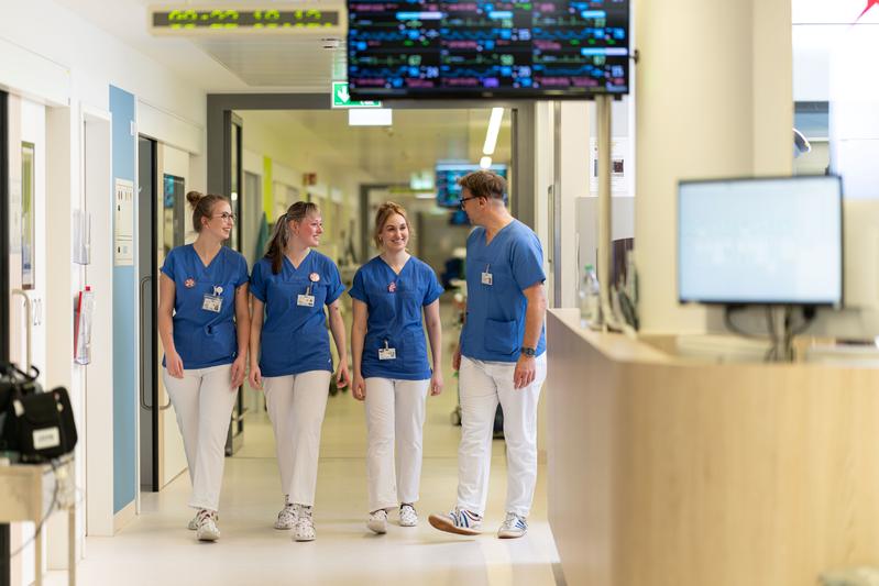 Janice Beger, Ida Zilliges und Sally Noack (v.l.) wollen sich nach ihrem Berufsabschluss als Pflegekraft weiterhin am Uniklinikum Dresden einbringen - mit der Ausbildung erhalten die jungen Pflegekräfte eine Übernahmegarantie.