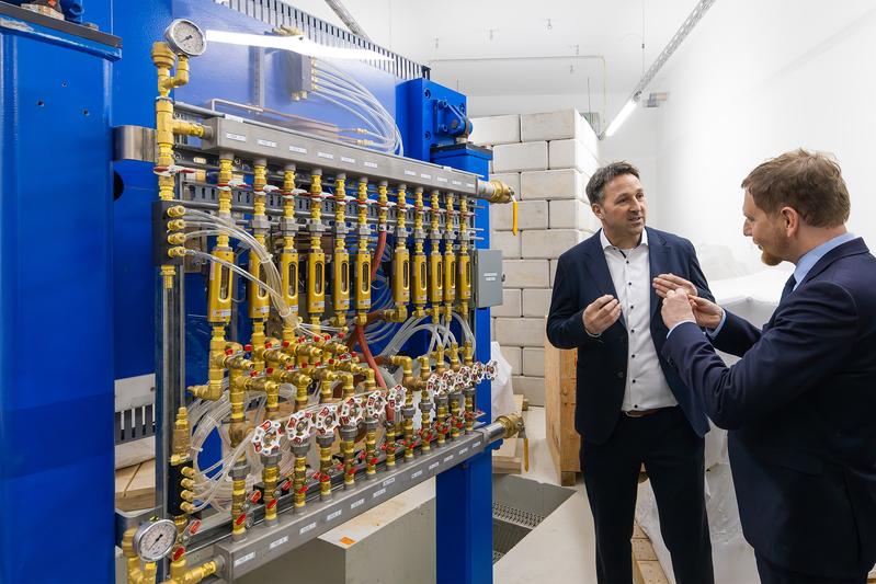 Marco Müller (CEO, ABX) und Ministerpräsident Michael Kretschmer am neuen Zyklotron in Radeberg.