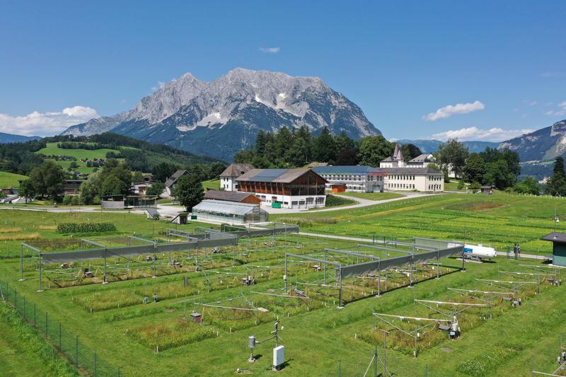 Luftaufnahme der ClimGrass-Anlage in der Steiermark, in der ein gemäßigtes Grasland einer individuellen und kombinierten atmosphärischen Erwärmung (+3°C) und CO2-Anreicherung (+ 300 ppm) sowie wiederkehrender Trockenheit a