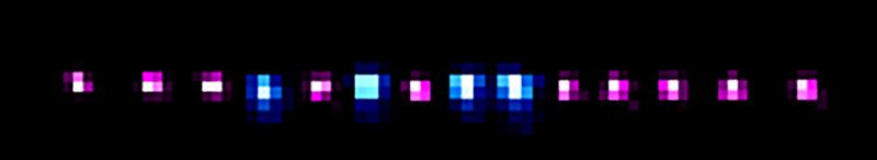 Ein Kristall aus Indium- (pink) und Ytterbium-Ionen (blau). 