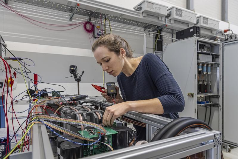 Die am Fraunhofer ISE entwickelt Mittelspannungs-Systemtechnik für zukünftige Schnellladestationen ermöglicht Spitzenlasten von mehreren Megawatt bei geringem Ressourcenverbrauch und hoher Flexibilität. 