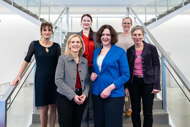 Feierten die Wiedereinführung der Sportwissenschaft: Professorin Jutta Günther, Kathrin Moosdorf, Professorin Ingrid Darmann-Finck (vorne, v. l. n. r.), Professorin Ina Hunger, Professorin Jana Semrau und Professorin Cornelia Frank (hinten, v. l. n. r.).