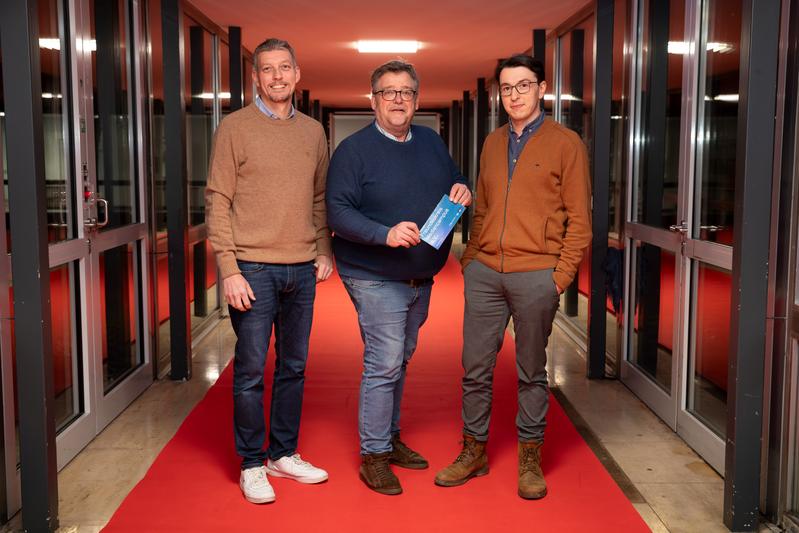 1. Vorsitzender des Fördervereins ist Prof. Herbert Schwering (Mitte), links von ihm Dieburgs Bürgermeister Frank Haus (2. Vorsitzender), rechts ist Nicolas Kronauer (Schatzmeister), Lehrbeauftragter an der h_da.