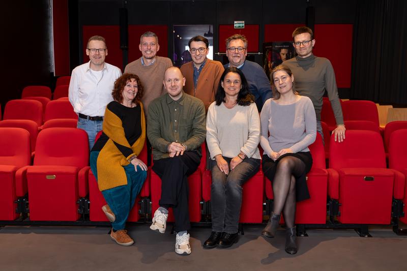 Die Gründungsmitglieder des Fördervereins "Freundeskreis Mediencampus e.V.". 1. Vorsitzender ist Prof. Herbert Schwering (oben, Zweiter von rechts), 2. Vorsitzender ist Dieburgs Bürgermeister Frank Haus (oben, Zweiter von links).