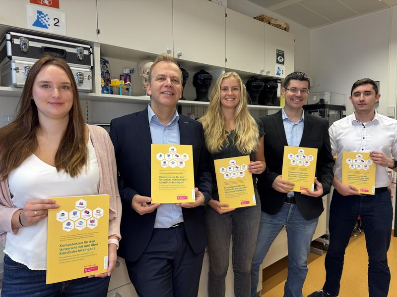 Das Konstanzer Team hinter DiKoLAN KI: Sandra Berber, Lars-Jochen Thoms, Mathea Brückner, Johannes Huwer und Nikolai Maurer (v. l. n. r.)