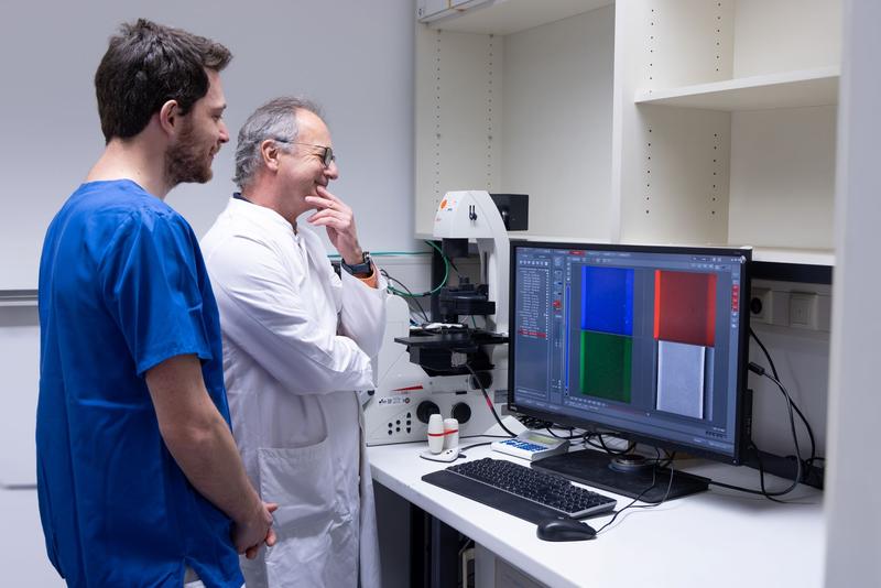 Projektleiter Dr. Dr. Alexander Dejaco und Dr. Michael Gruber, Leiter des Forschungslabors, diskutieren einen Versuchsansatz mittels Live-Cell-Imaging.