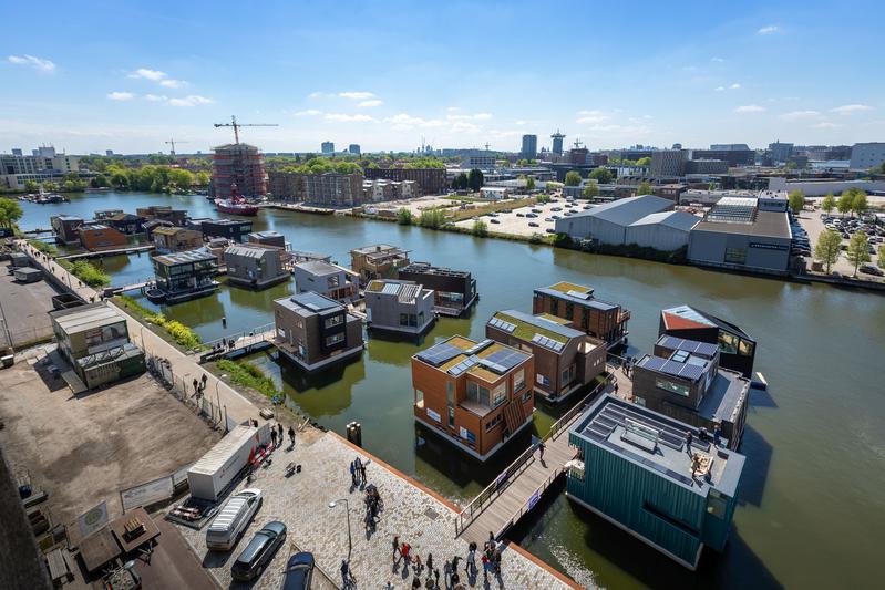 The Dutch energy community »Schoonschip« with 30 floating houses north of Amsterdam, which is integrated into the energy markets by an intelligent management system of the Fraunhofer ITWM.