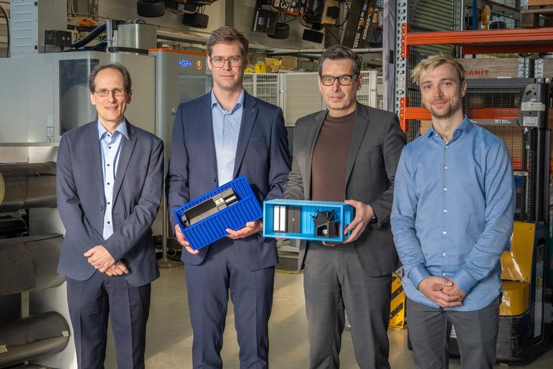 Das Projektteam der FH Kiel mit zwei Vertretern des Kooperationspartners (v.l.n.r.): Prof. Dr. Alexander Mattes (Projektleiter KI-AmaR), Thomas Kerk und Volker Herling (beide Rheinmetall Landsysteme) und Volker Herling (Mitarbeiter XRai Vision)