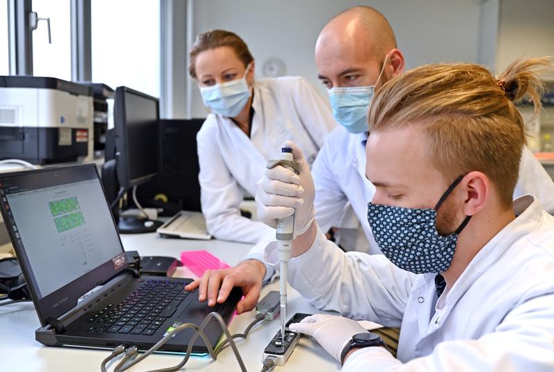 Nanopore-Genomsequenzierung durch Mitarbeiter des Instituts für Infektionsmedizin und Krankenhaushygiene am Universitätsklinikum Jena