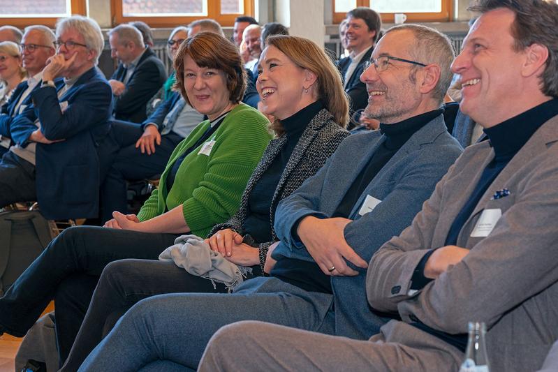 Wissenschaftsministerin Petra Olschowski (Mitte) sowie Finanzstaatssekretärin Gisela Splett bei der Tagung an der Hochschule Biberach