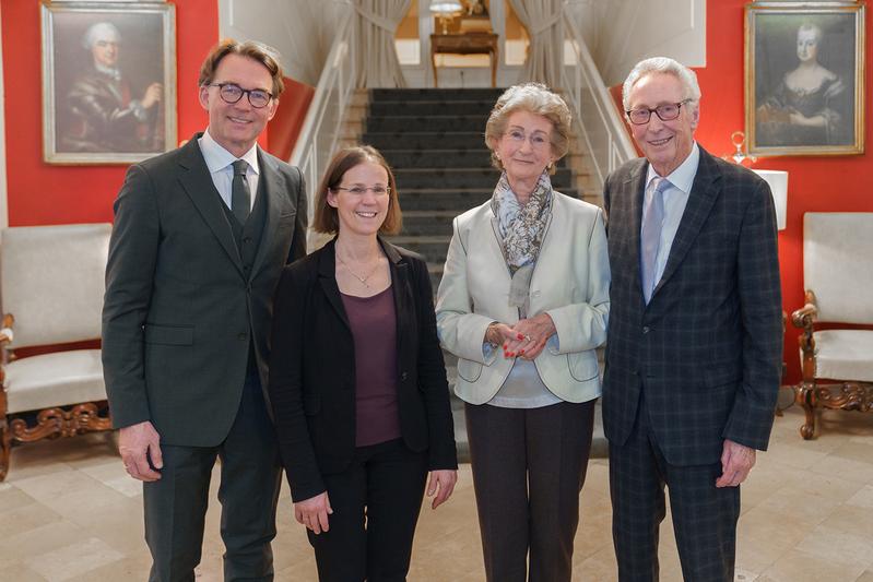 Matthias H. Tschöp und Stefanie Dehnen erhalten in diesem Jahr den Wissenschaftspreis der Hector Stiftung. Das Bild zeigt sie gemeinsam mit den Stiftern Josephine und Dr. h.c. Hans-Werner Hector (von links).