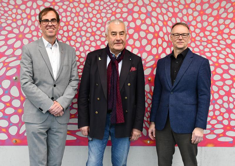Der Präsident der OTH Regensburg, Prof. Dr. Ralph Schneider (links), der Vizepräsident und Antisemitismusbeauftragte der Hochschule, Prof. Dr. Christoph Skornia (rechts) und der Bayerischen Antisemitismusbeauftragten Dr. Ludwig Spaenle. 