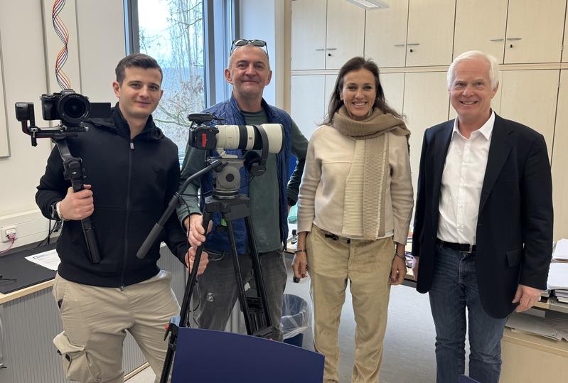 Die Agentur Oneframe drehte für ihre Dokumentation „The Brain Makers“ auch in Würzburg, Gruppenbild v.l.n.r.: Ricardo Cesi, Jovica Nonkovic-Jole, Barbara Bernardini, Michael Sendtner 