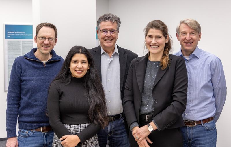 Führungsteam der Abteilung Bioinformatik: Prof. Dr. Holger Fröhlich, Dr. Alpha Tom Kodamullil, Prof. Dr. Martin Hofmann-Apitius, Prof. Dr. Marie-Christine Simon und Dr. Marc Jacobs (von links)