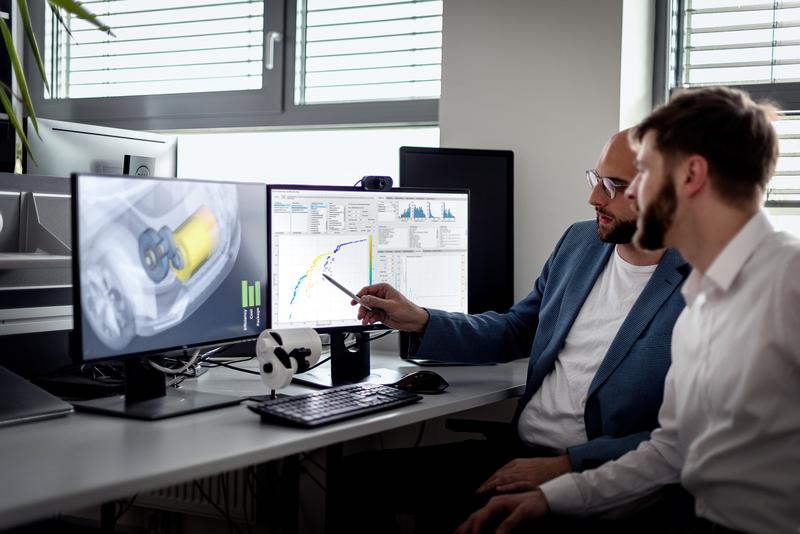 Dominik Lechleitner (left) and Martin Hofstetter from the Institute of Automotive Engineering at TU Graz discuss the results of an OPED calculation.