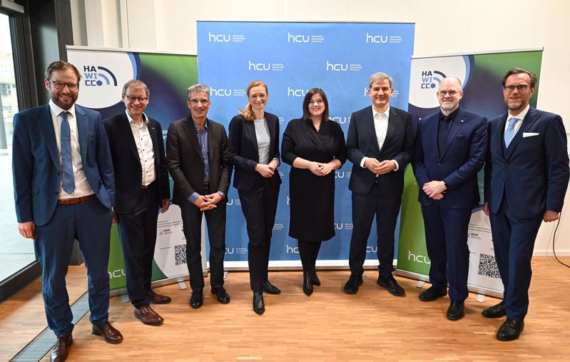 Senator Dr. Anjes Tjarks, Prof. Andreas Timm-Giel (P TUHH), Prof. Antonio Krüger (CEO DFKI), Dorothee Martin (MdB), Senatorin Katharina Fegebank, Metin Hakverdi (MdB), Prof. Jörg Müller-Lietzkow (P HCU), Dr. Andreas Kleinau (GF HafenCity GmbH) (v.l.)