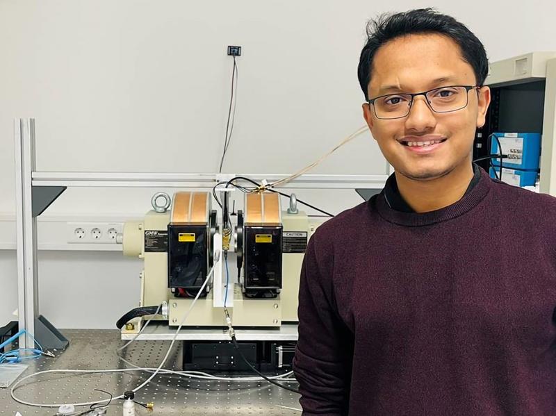 Ashish Moharana, PhD student in the research group of Professor Angela Wittmann, in front of the experimental setup