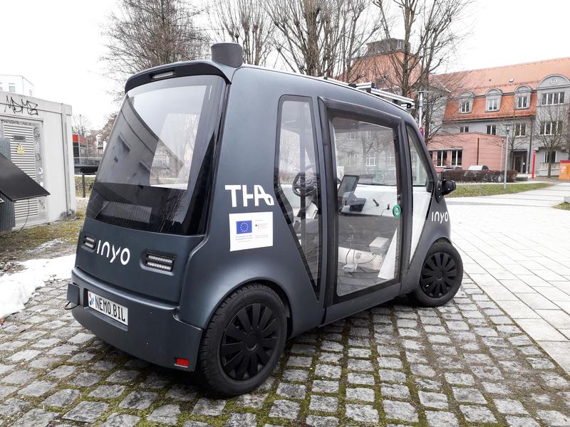 Ein Prototyp der automatisierten Shuttle-Fahrzeuge aus dem Projekt NeMo.bil steht hier auf dem Campus am Brunnenlech der Technischen Hochschule Augsburg.