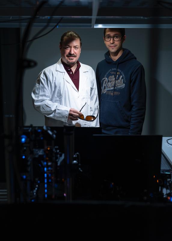 Wissenschaftler Prof. Dr. Tomáš Čižmár (links) und Dr. André Gomes im Laserlabor am Leibniz-Institut für Photonische Technologien (Leibniz-IPHT), Jena