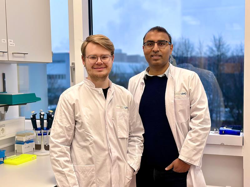 Erforschen den Zusammenhang von Bauchspeicheldrüsenkrebs und Immunsystem: Dr. Lukas Klein und  Dr. Shiv K. Singh von der Universitätsmedizin Göttingen (v.l.n.r.).