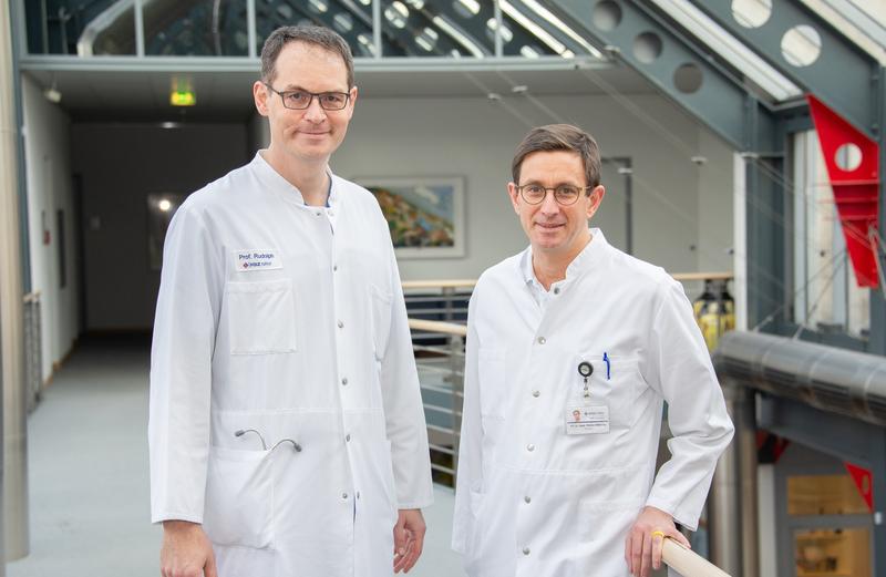 Prof. Dr. Florian Willecke (r.) leitet die Sektion Angiologie, die in der Klinik für Allgemeine und Interventionelle Kardiologie und Angiologie unter Klinikdirektor Prof. Dr. Volker Rudolph (l.) angesiedelt ist