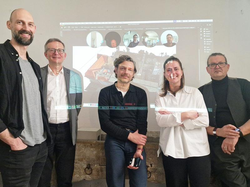 Felix Matschinske, Prof. Dr. Olaf Huth, Alexander Werle, Franziska Ritz, Gerhard Gresik, Prof. Natalie Weinmann auf der Projektion oben in der Mitte.