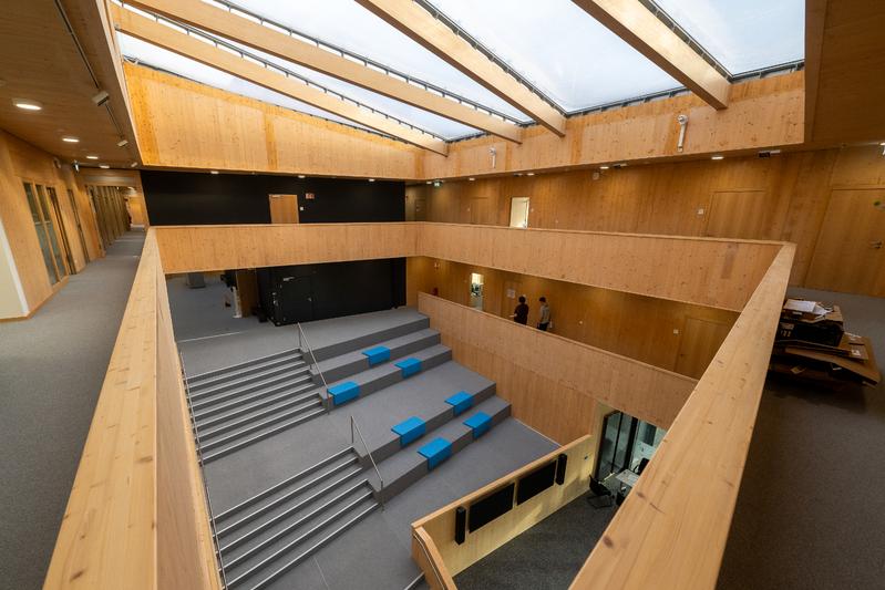 Three semi-transparent roof panels and the use of wooden materials throughout the building create a special atmosphere. 