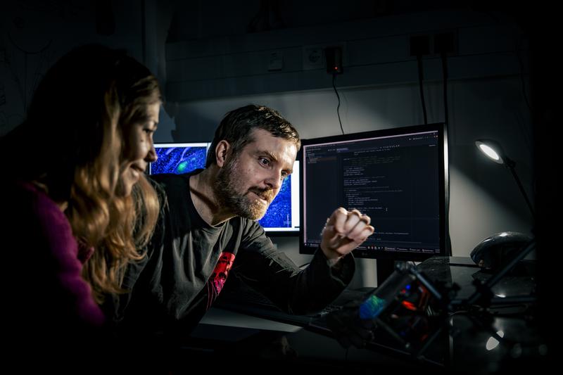 Die Wissenschafter:innen Olga Symonova und Tomas Vega-Zuniga an der In-vivo-Bildgebungsanlage am Institute of Science and Technology Austria (ISTA). © ISTA