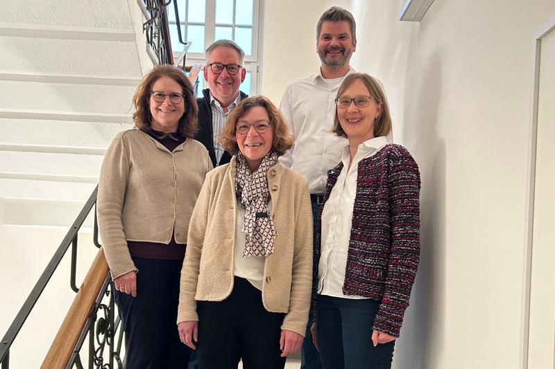 Die Projektverantwortlichen (v.li., vorne): die Professorinnen Dr. Dorothee M. Meister, Dr. Anna-Maria Kamin und Dr. Heike M. Buhl; dahinter Volker Wittenbröker (Neue Wege des Lernens) und Daniel Burkhardt (Kath. Erwachsenen- und Familienbildung).