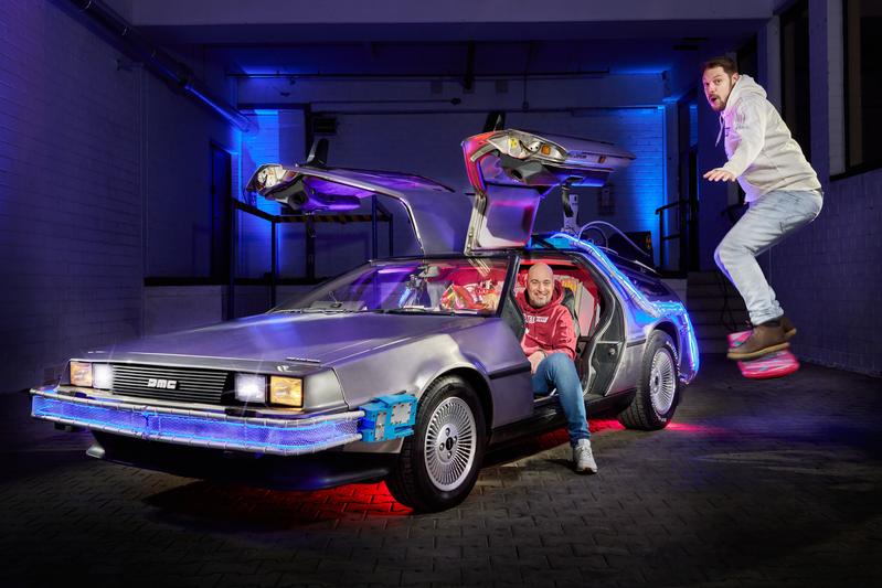 Die Podcast-Hosts Roman Dumitrescu (links) und Tommy Falkowski sind bekennende Science-Fiction-Fans. Mit dem Hoverboard und dem DeLorean aus „Zurück in die Zukunft“ reisen sie in technologische Zukunftsvisionen.