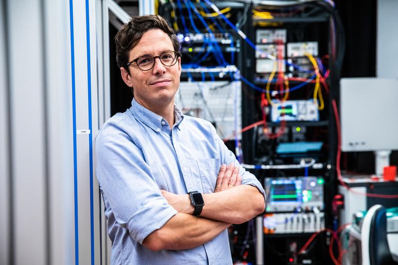 Professor Johannes Fink at the Institute of Science and Technology Austria (ISTA): A team of physicists from his group achieved a fully optical readout of superconducting qubits.