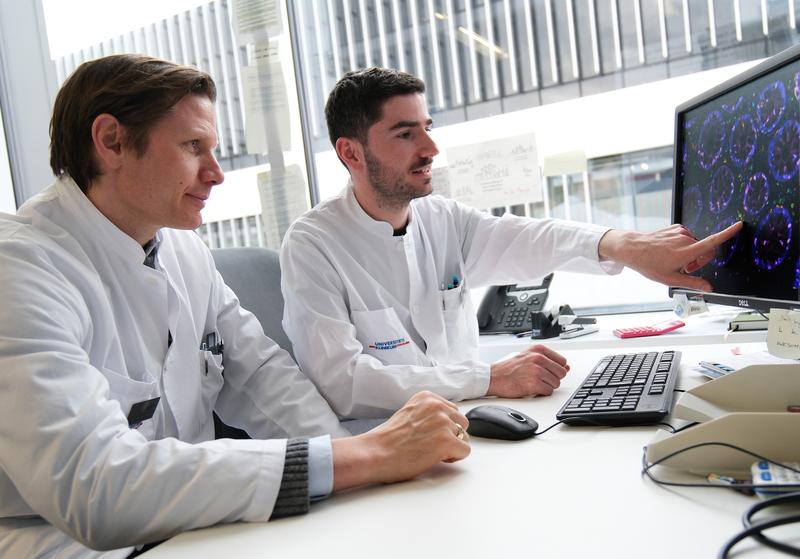 Prof. Dr. Robert Zeiser (li.) und Erstautor Lukas Braun besprechen, wie das Darmgewebe eines Patienten auf die neue Therapie angesprochen hat. 