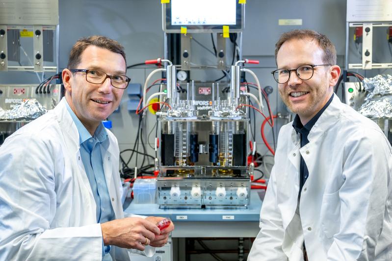 Prof. Dr. Dirk Haller (l.) und PD Dr. Tobias Schwerd (r.)