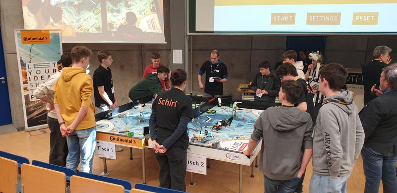 Bei den Robot-Games bewerten die Schiedsrichterinnen und Schiedsrichter, wie gut die Roboter der Teams die verschiedenen Aufgaben am Spieltisch bewältigen, aber auch das freundliche Miteinander der Teilnehmenden fließt in das Ergebnis ein. 