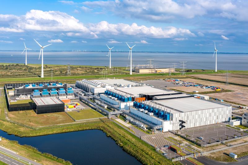 Rechenzentrum von Google in Eemshaven, Niederlande. Das Unternehmen ist Mitglied in der „24/7 Carbon-free Coalition“, die Firmen aus verschiedenen Branchen und Regionen vereint, die sich dem Ziel eines 24/7-Ökostrom-Ansatzes verschrieben haben