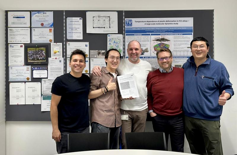 Pablo Ayala, Hanglin Li, Prof. Carsten Gachot, Prof. Dominik Eder and Postdoc Xudong Sui (v.l.n.r.)